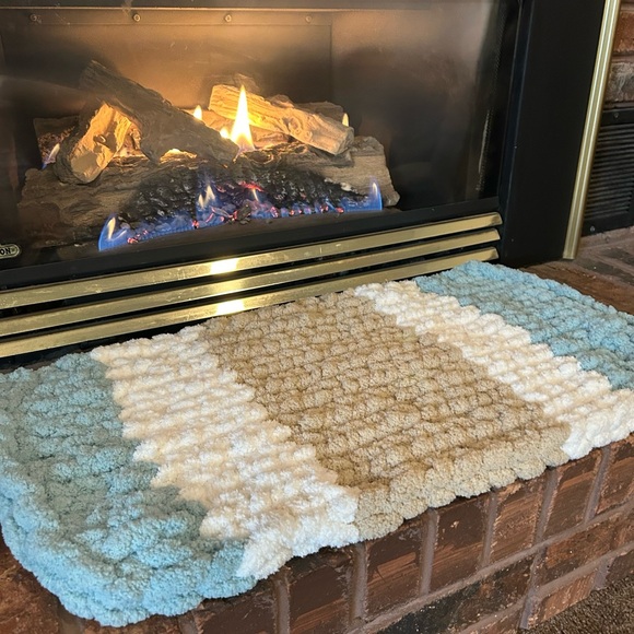 Handmade chunky knit tri coloured pet bed. Mint, cream and tan coloured. - Picture 6 of 10